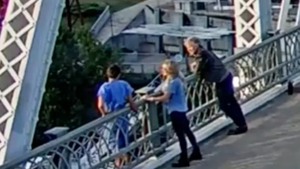 Jon Bon Jovi membantu menyelamatkan seorang wanita yang hendak melompat dari jembatan di Nashville, Tennessee, pada hari Selasa. (Foto: SS Video MNPD Nashville)