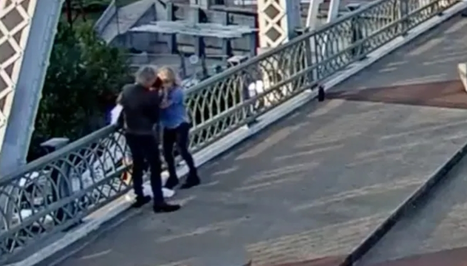 Bon Jovi dan asisten produksi video klipnya terlihat menolong wanita tersebut ke tempat aman dalam sebuah video yang dibagikan oleh Departemen Kepolisian Metropolitan Nashville.