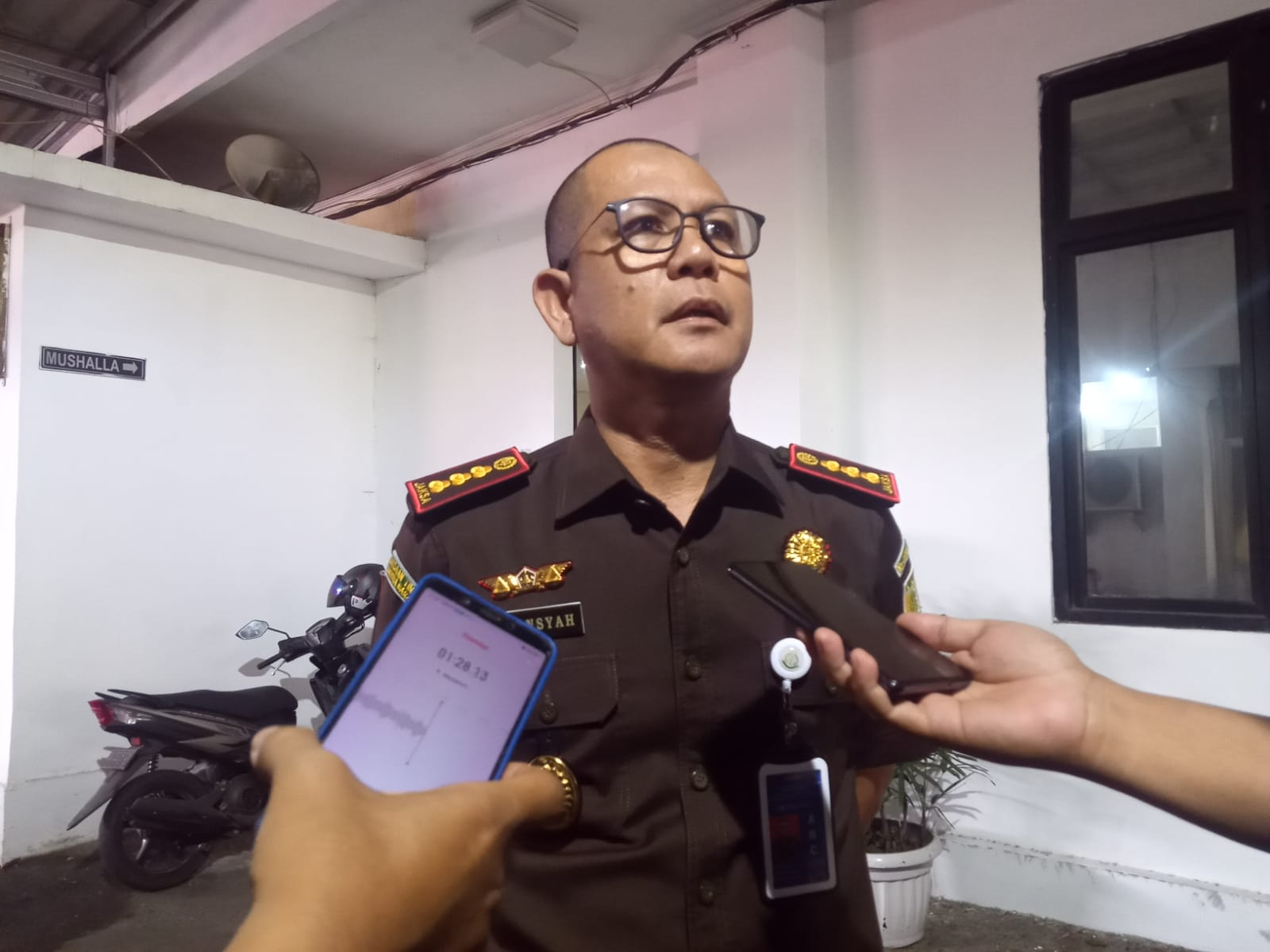 USUT: Kajari Padang Aliansyah memberikan keterangan atas kasus dugaan korupsi kredit modal kerja yang melibatkan anggota DPRD Sumbar, BSN, kepada awak media, kemarin. (SUYUDI/PADEK)