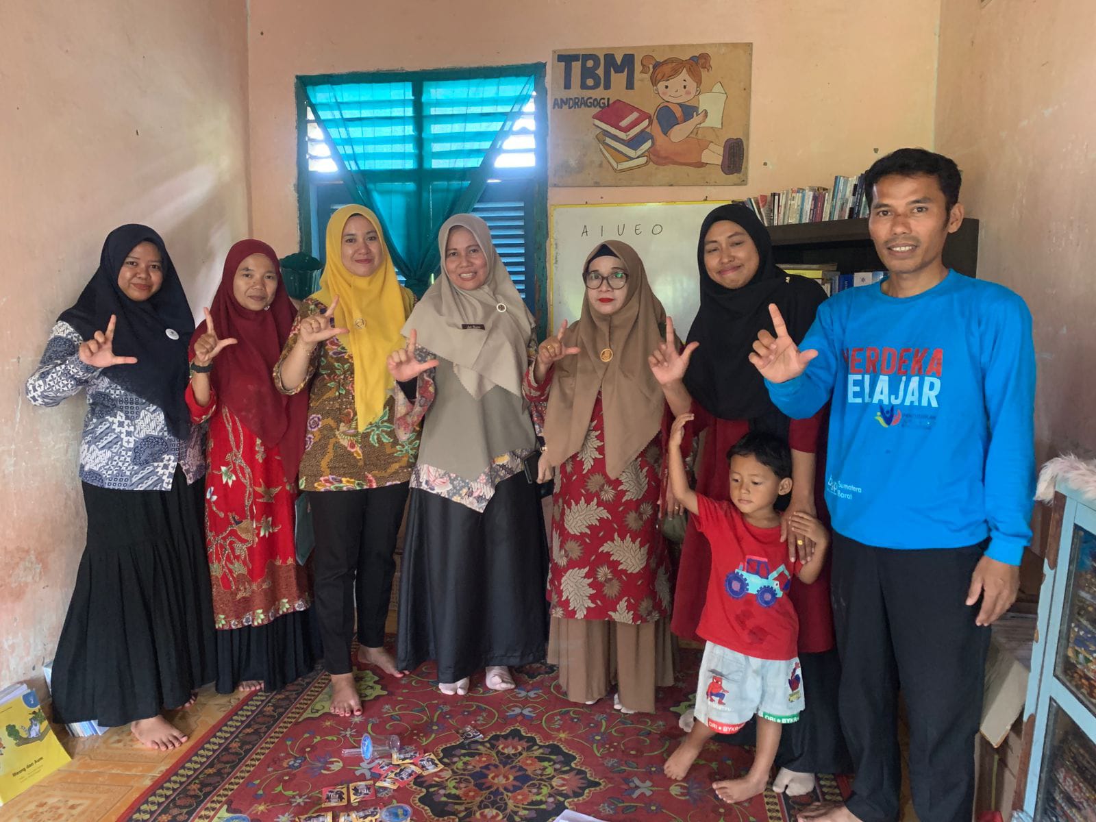 Sekretaris Dinas Perpustakaan dan Kearsipan Pessel, Loli Novita, foto bersama saat mengunjungi TBM Andragogi beberapa waktu lalu. (dok Dinas Perpustakaan)