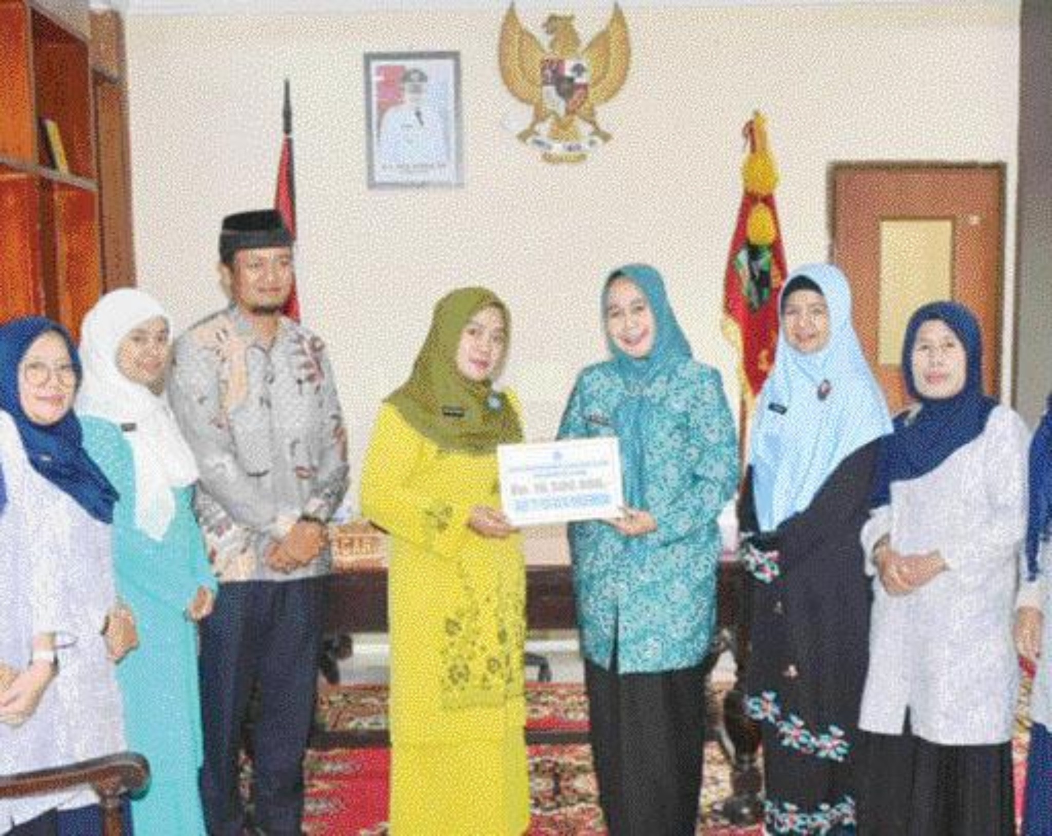 RINGANKAN BEBAN: Pj Ketua TP PKK Kota Payakumbuh, Elfriza Rida (kanan) menyerahkan bantuan korban bencana alam Kamis (12/9). (PEMKAB AGAM FOR PADEK)