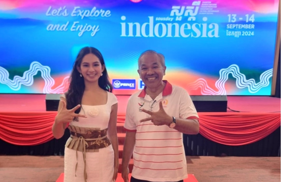 Pakar Komunikasi dan Motivator Nasional, Dr Aqua Dwipayana bersama Miss International Kamboja 2024, Chan Reaksmey Loy. (Foto: IST)