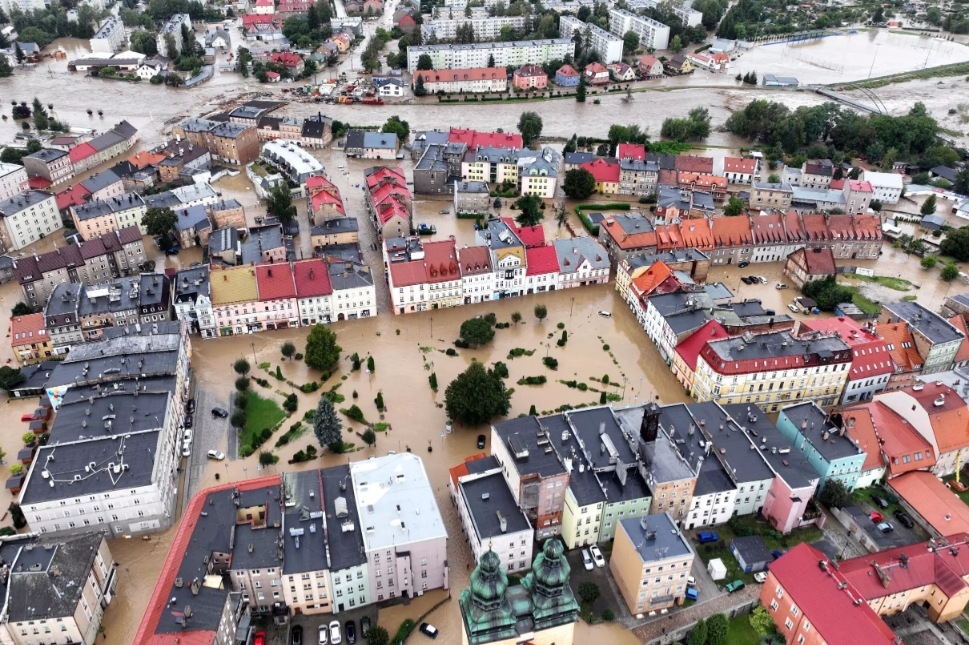 Foto udara yang diambil pada 15 September 2024 ini memperlihatkan pemandangan pusat kota yang banjir di Glucholazy, Polandia selatan. (Foto: Sergei Gapon/AFP)