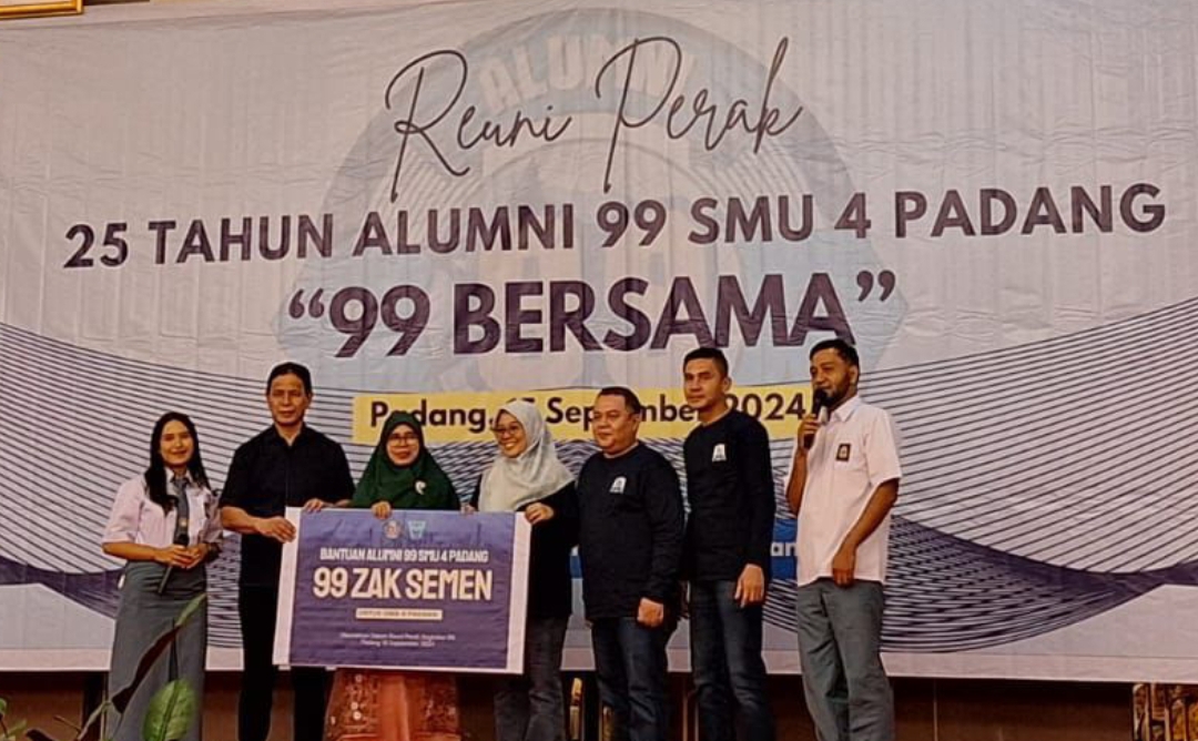 Alumni SMU 4 Padang angkatan 1999 berkumpul kembali dalam acara Reuni Perak yang digelar di Pangeran Beach Hotel Padang, Minggu (15/9/2024). (Foto: IST)