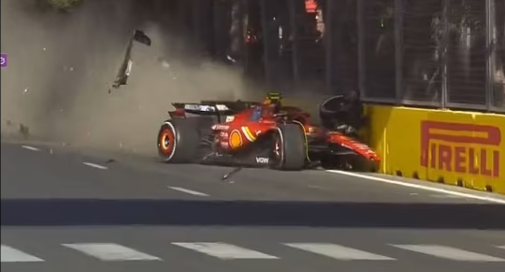 Carlos Sainz dan Sergio Perez menabrak tembok di akhir Grand Prix Azerbaijan. (Foto: Dailymail)