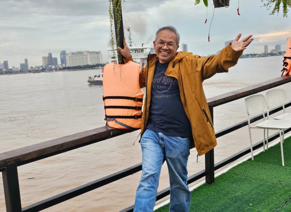 Dr Aqua Dwipayana di kapal bernama Mekong Magic, menelusuri Sungai Mekong selama lebih dari satu setengah jam.(Foto: IST)