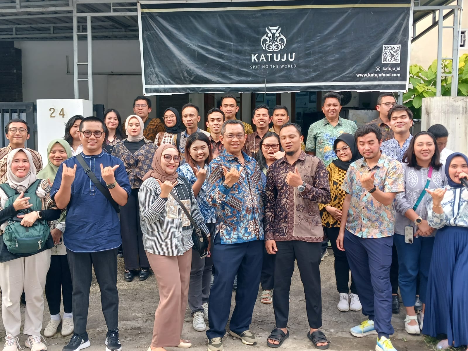 Rombongan pegawai Bank Indonesia se-Sumatera dan Jawa yang membidangi UMKM foto bersama saat mengunjungi rumah produksi Rendang Katuju di Lolongkaran, Kelurahan Sungaisapih Kecamatan Kuranji.