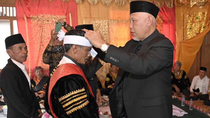 Gubernur Sumbar Mahyeldi saat menghadiri Batagak Panghulu Datuak Rajo Endah Nan Randah Naik Sarumpun, di Nagari Koto Kaciak, Kecamatan Tanjung Raya, Agam, Minggu (15/9/2024).