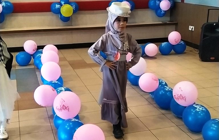Eshalmaryam Swari terlihat anggun mengenakan busana muslim casual berjalan di catwalk. (Foto: Ari Ofianti)