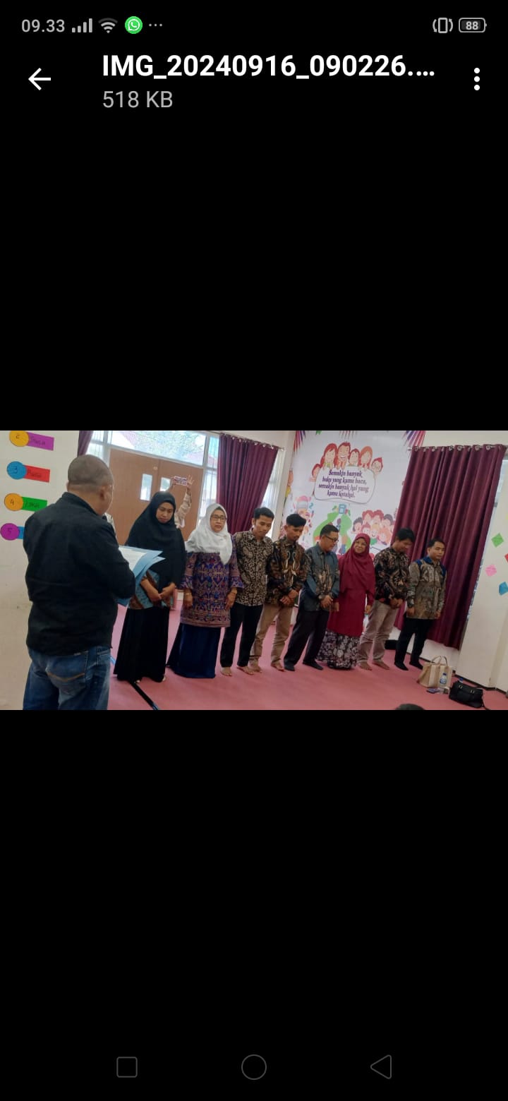 Ketua terpilih PD Forum TBM Pessel, Apriwanto (paling kanan) bersama pengurus lainnya saat dilantik dan dikukuhkan. (Dok pribadi)