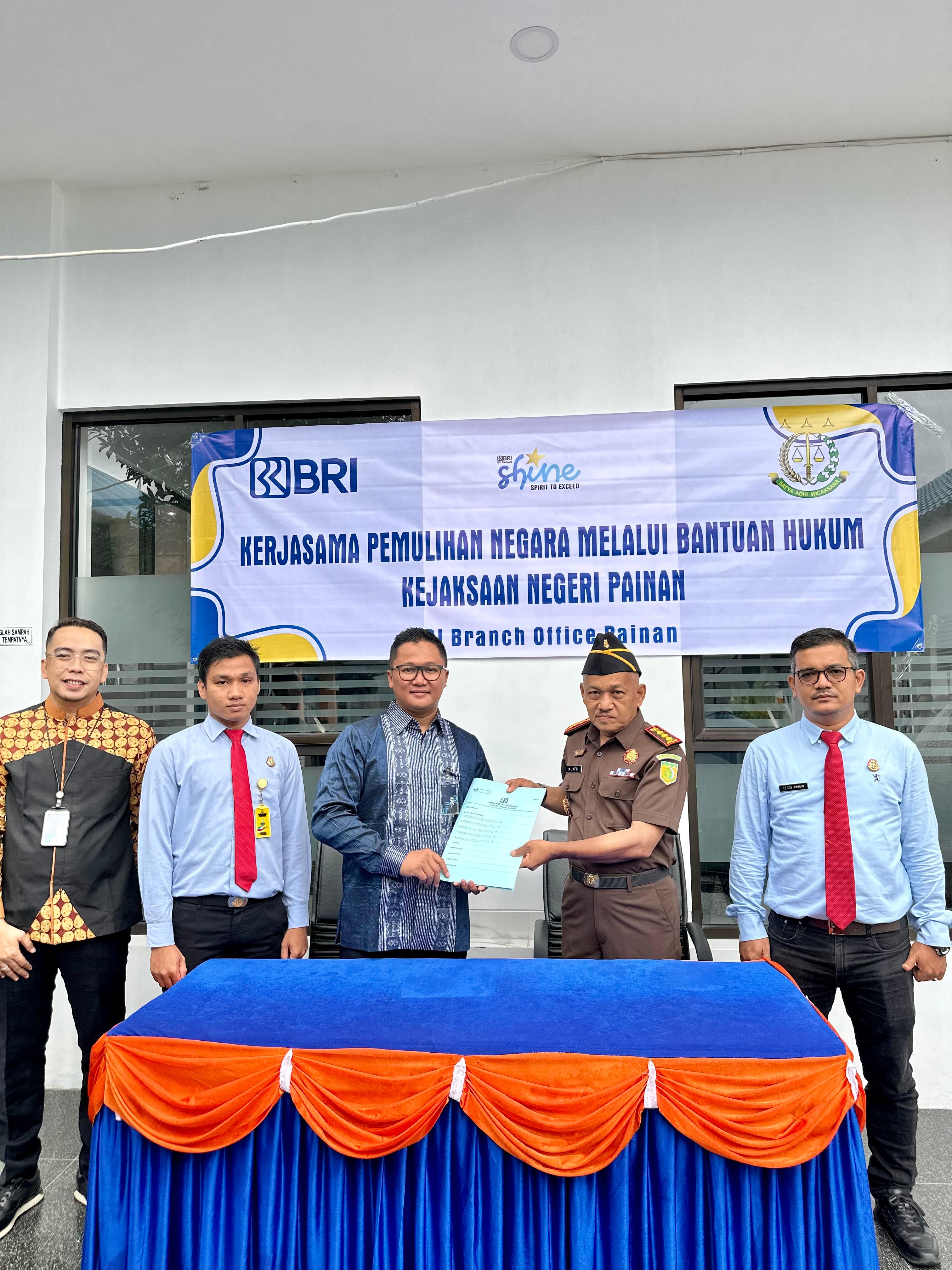 Kajari Pessel, Muhammad Jafli saat penyerahan pemulihan keuangan negara secara simbolis kepada Pinca BRI Painan, Alvin Nur Muhammad. (dok Humas BRI)