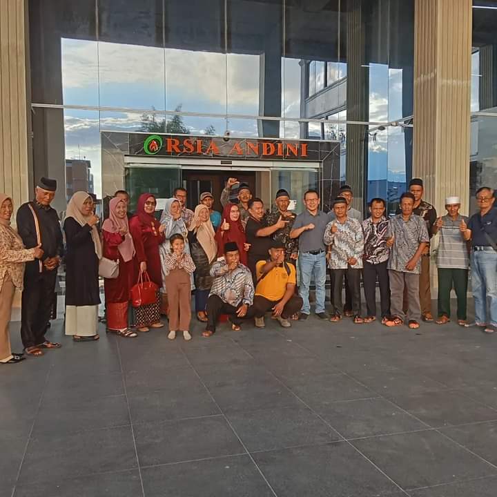 BERI DUKUNGAN: Cawako Payakumbuh, DR. dr. Zulmaeta disambut tokoh masyarakat dari Kecamatan Lamposi Tigo Nagari di Pekanbaru, Sabtu (14/9). (DOKUMEN TIM ZULMAETA UNTUK PADEK)