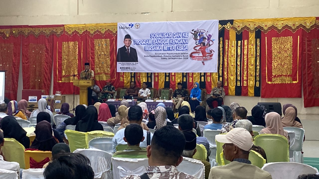 EDUKASI: Anggota Komisi IX DPR RI, Ade Rezki Pratama menyosialisasikan pencegahan stunting kepada puluhan warga Kota Payakumbuh, akhir pekan lalu. (SY RIDWAN/PADEK)
