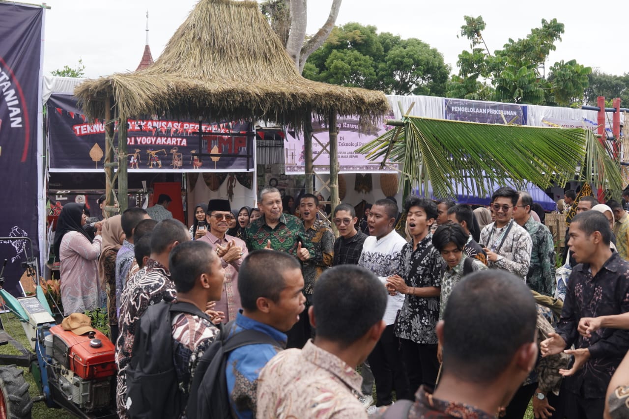 SEMARAK: Mahasiswa Politeknik Pertanian Payakumbuh bersama Bupati Limapuluh Kota, Safaruddin Datuak Bandaro Rajo saat ajang FYP Politeknik Pertanian Payakumbuh pekan lalu. (PEMKAB LIMAPULUH KOTA)