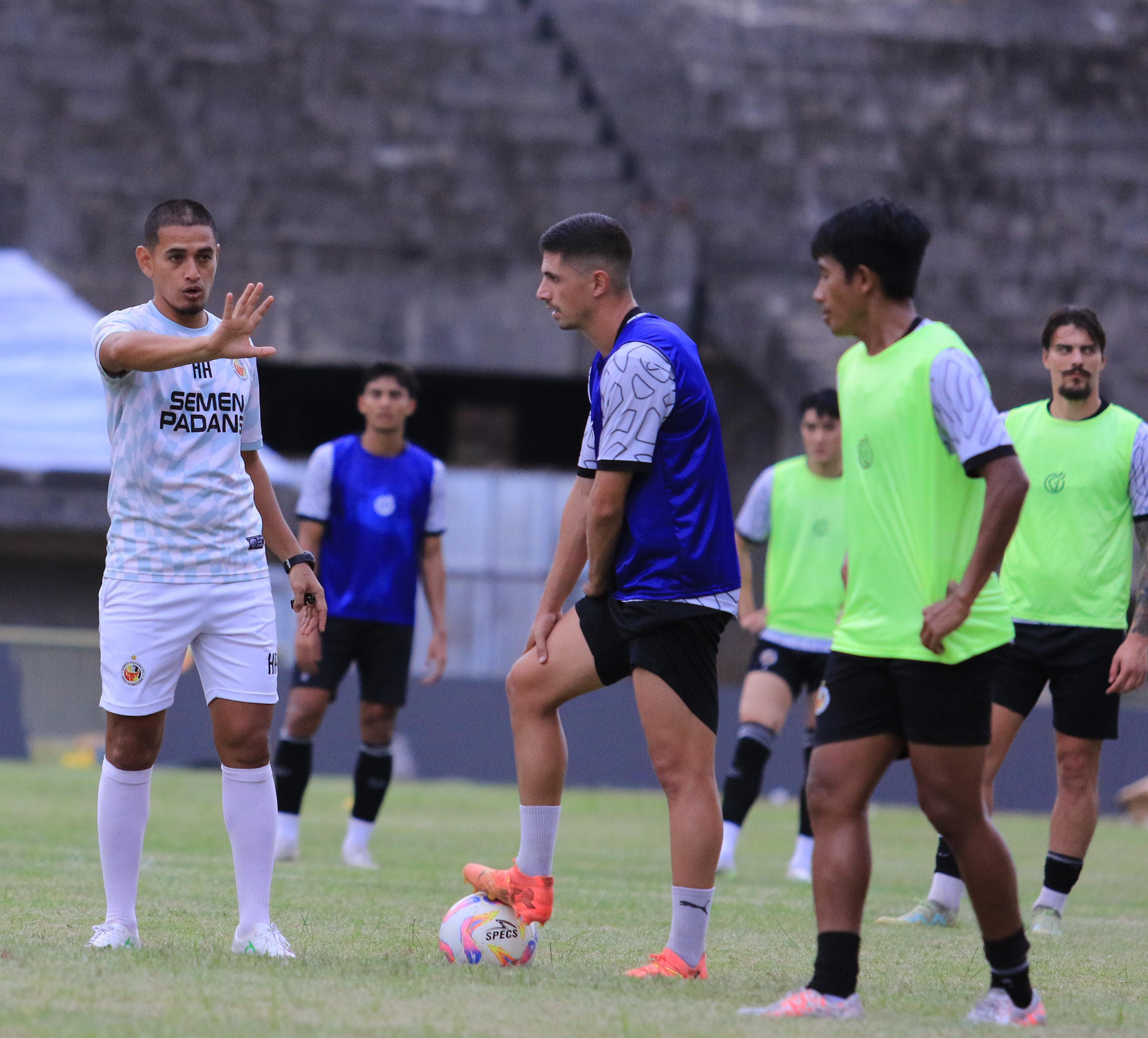 BANGKITKAN MOTIVASI: Hengki Ardiles (kiri) memberi instruksi saat Semen Padang FC menggelar latihan di Stadion Utama Sumbar, Senin (16/9) lalu. (SEMEN PADANG FC UNTUK PADEK)