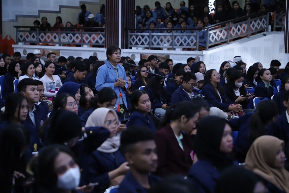Mahasiswa menghadiri acara