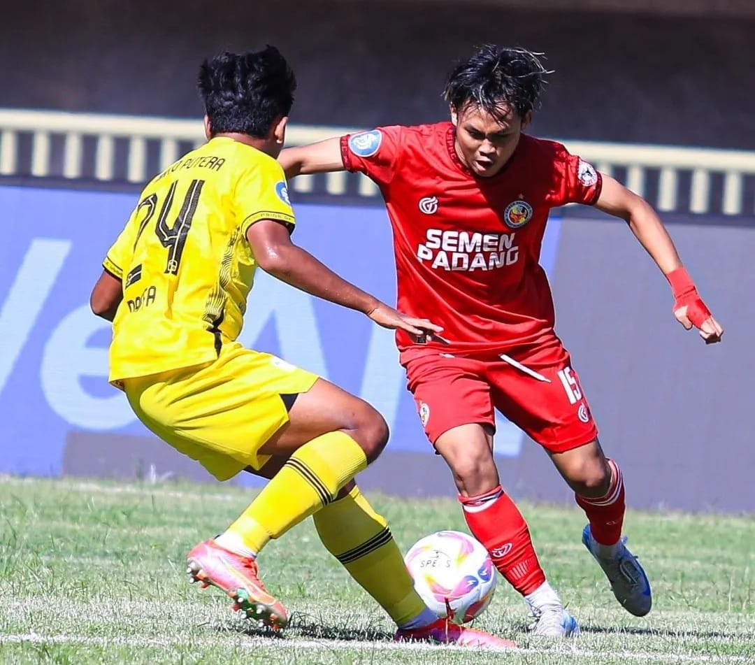 KALAH LAGI: Penyerang sayap Semen Padang FC Firman Juliansyah (kanan) berupaya melewati hadangan pemain Barito Putera saat kedua tim bentrok di Stadion Utama Sumbar, kemarin. (IG SEMEN PADANG FC)