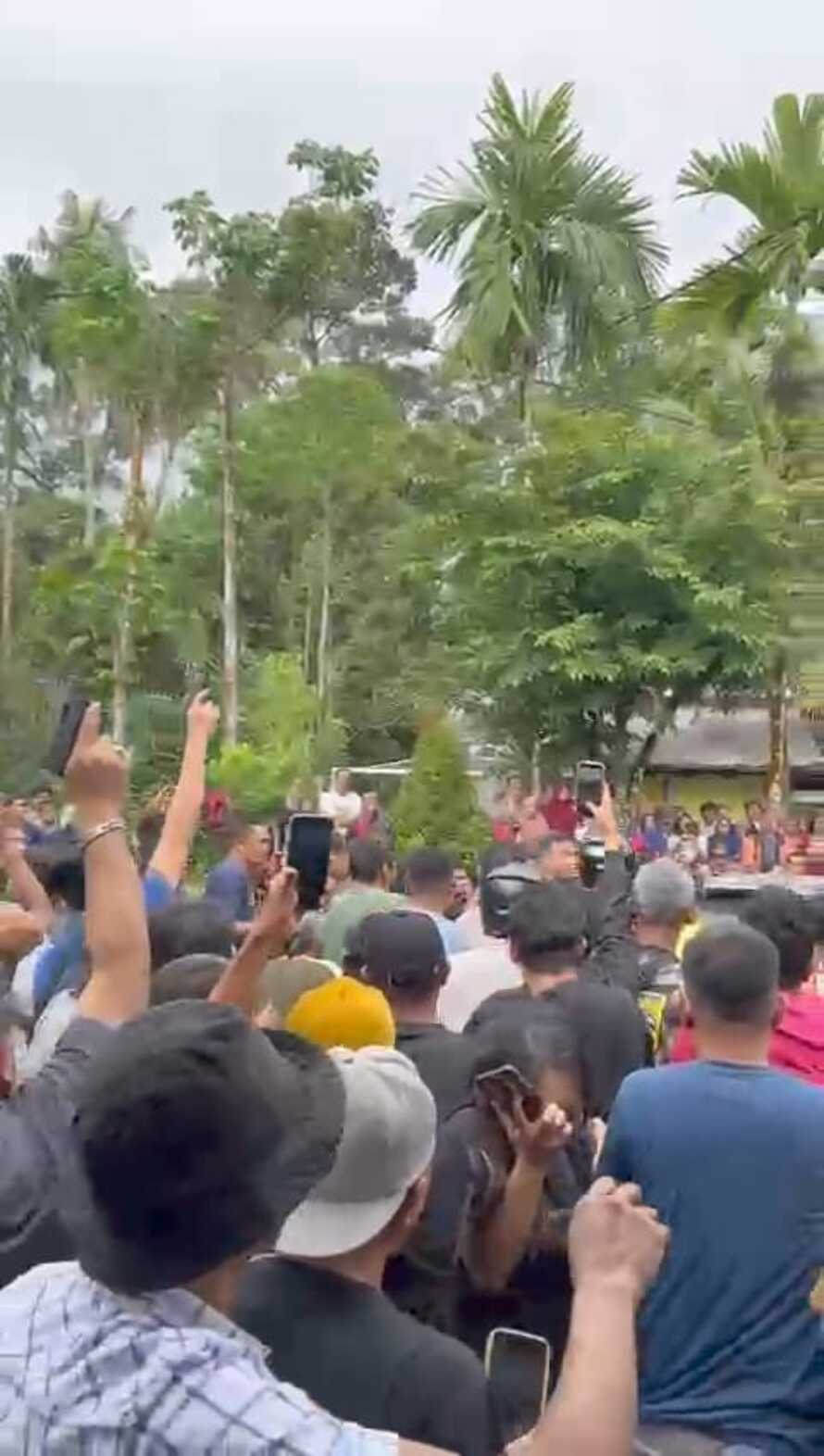 Masyarakat memadati lokasi penangkapan IS, pembunuh Nia Kurnia Sari, Kamis (19/9).