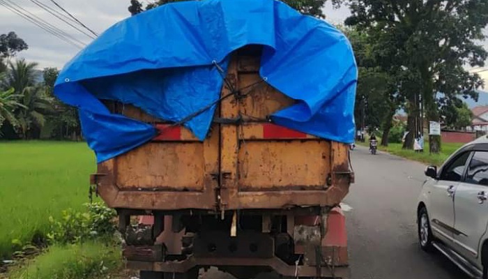 DLH Padang respons keluhan warga mengenai sampah yang berjatuhan dan bertebaran di jalan dari truk pengangkut.