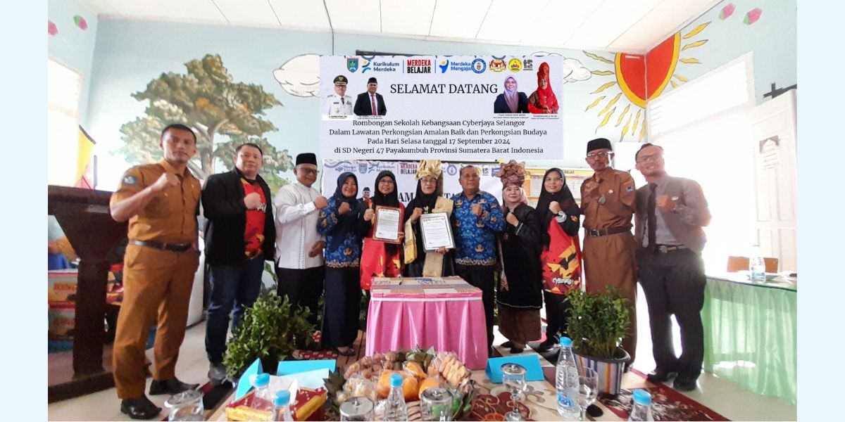 AKRAB: Jajaran guru SDN 47 Payakumbuh terlihat akrab bersama rombongan Sekolah Kebangsaan Cyberjaya Selangor Malaysia dalam berbagi praktik baik. (TIM LAMAN GURU)