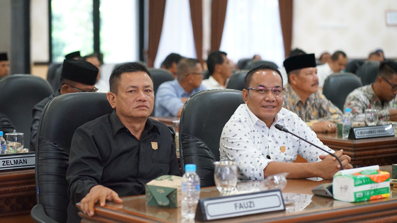 KELENGKAPAN DEWAN: Anggota DPRD Agam mengikuti rapat paripurna internal pembentukan Fraksi DPRD dan Tim Penyusunan Rancangan Tata Tertib DPRD, di Aula Utama DPRD Agam, Selasa (17/9). (HUMAS DPRD AGAM)