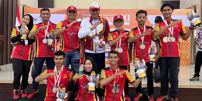 Penyerahan medali Disiplin Paralayang nomor KTM beregu putra Sumbar yang meraih medali perak, Kamis (19/9/2024)