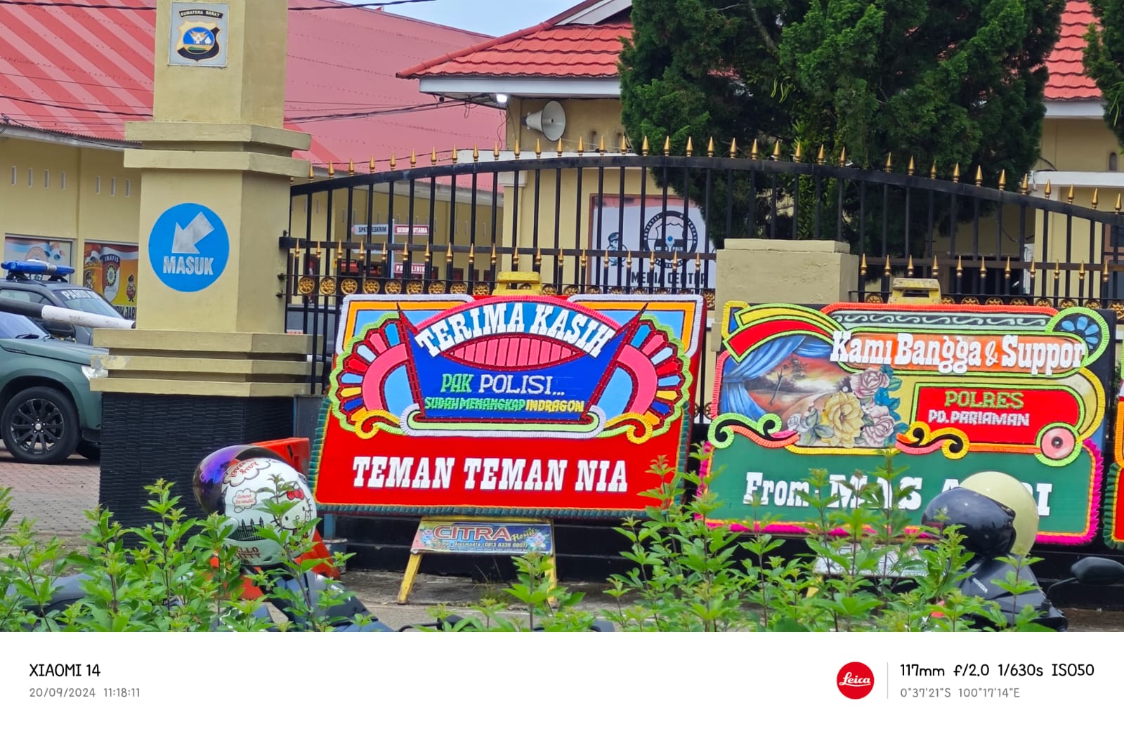 Sejumlah karangan bunga ucapan selamat atas penangkapan pelaku pembunuhan Nia Kurnia Sari berjejer di depan Mako Polres Padangpariaman, Jumat (20/9).