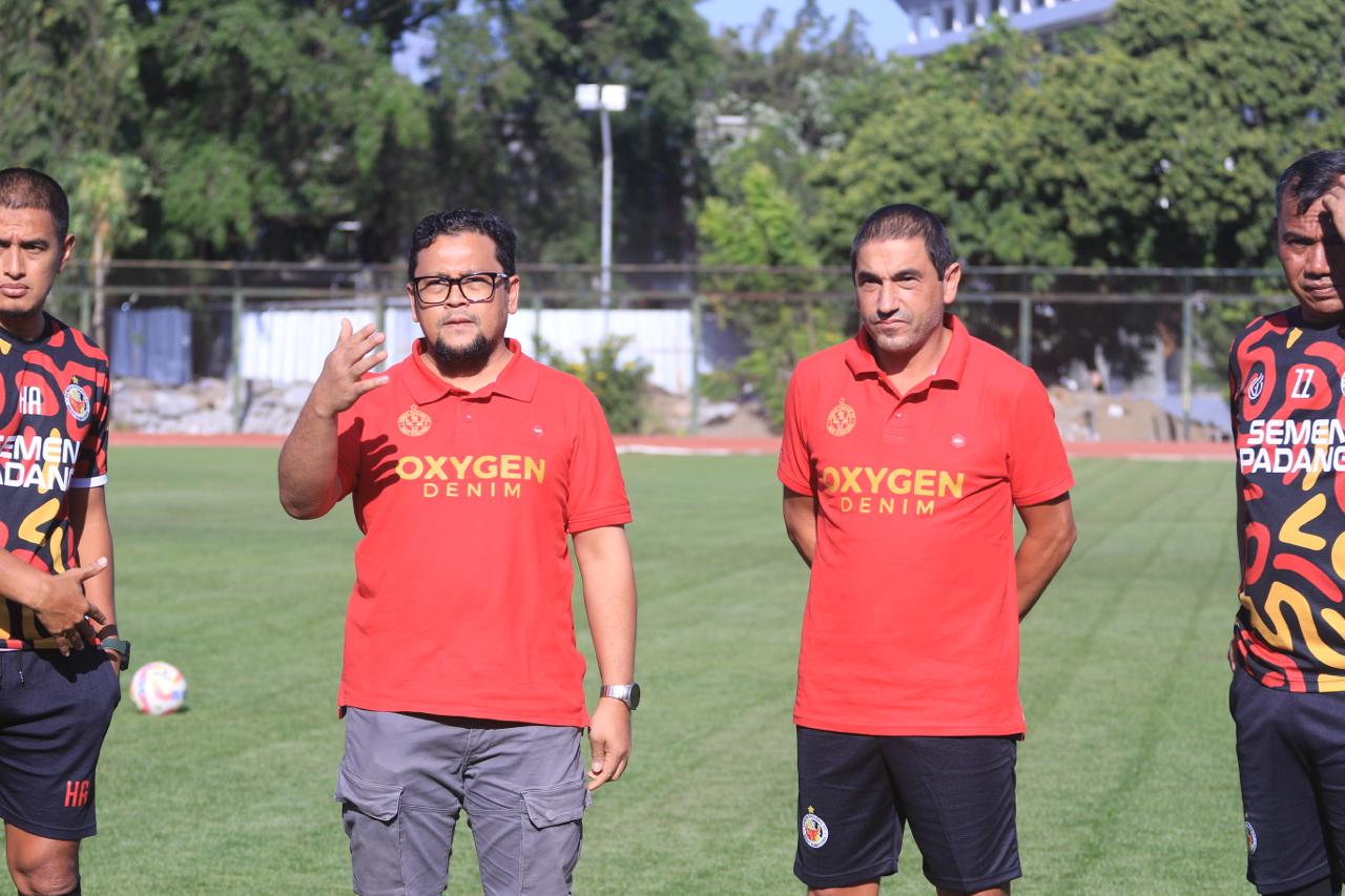 CEO Semen Padang FC Win Bernandino memperkenalkan pelatih baru Eduardo Almeida, Jumat (20/9).