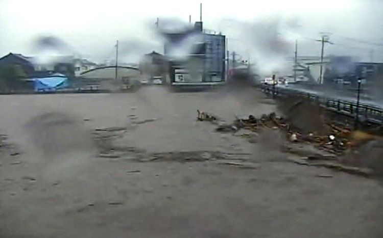 Gambar dari kamera CCTV Sistem Informasi Sungai Prefektur Ishikawa yang diterima melalui Jiji Press 21 September 2024. Sungai Kawarada meluap akibat hujan lebat. (Foto: AFP)