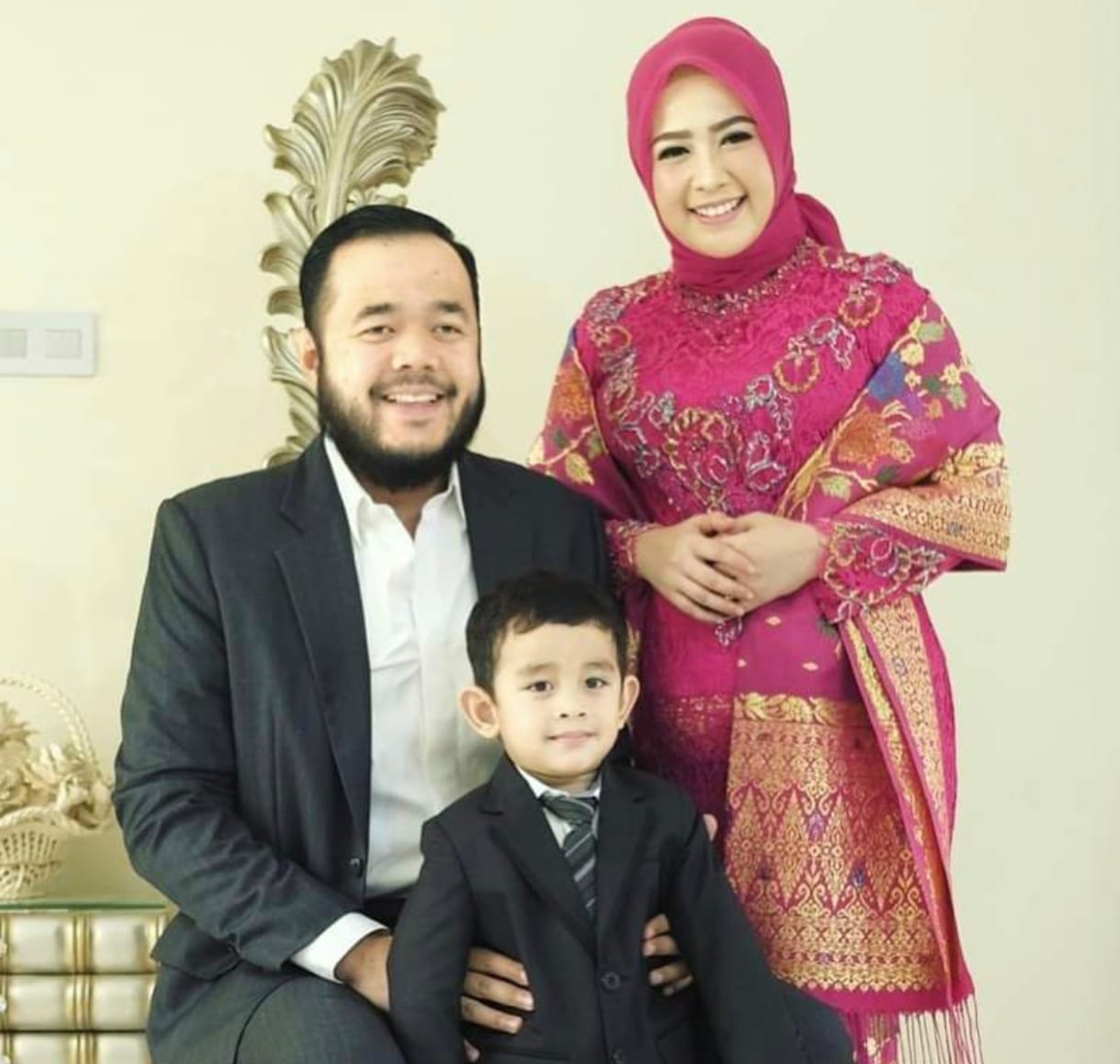 Teks foto:  Fadly Amran dan dr Dian bersama si buah hati Ashraf Faddian Amran, ternyata Cawako ini Rang Sumando Kutanji. (Foto: Dok)