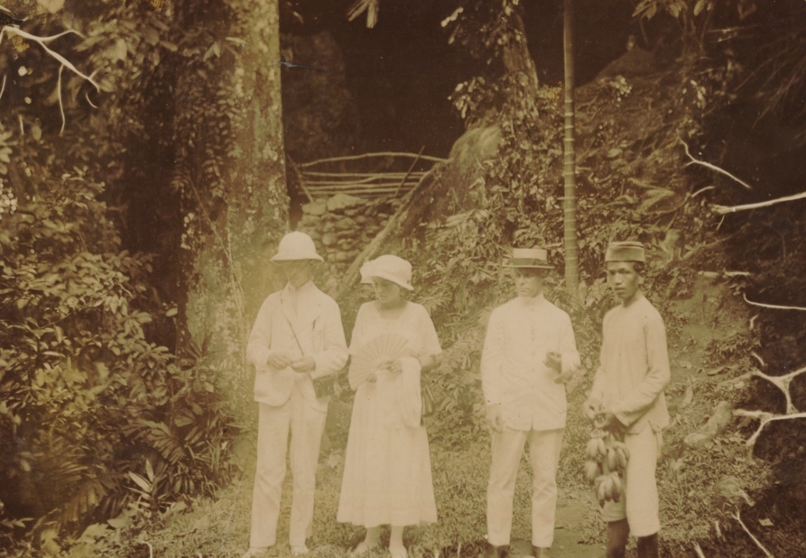Wisatawan Eropa dan &lsquo;urang awak&rsquo; di Apenberg, Padang, sekitar tahun 1921 (sumber: KITLV-Leiden University Libraries No. 117237)