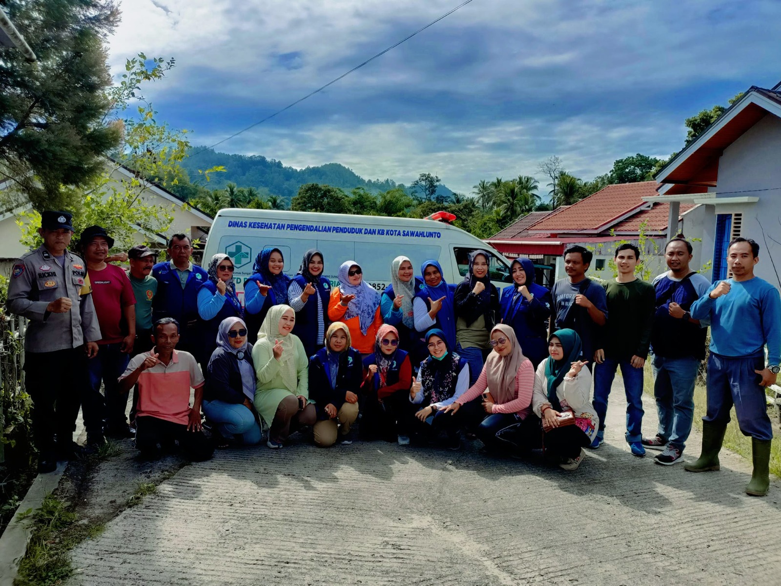 UPTD Puskesmas Sungaidurian berkolaborasi dengan Pemerintah Desa Santur dan masyarakat bergotong royong, Sabtu (21/9).