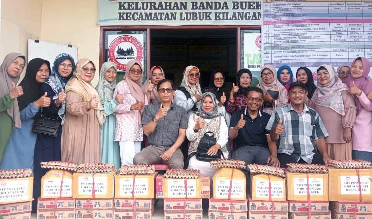Sebanyak 14 kader posyandu di Kelurahan Bandar Buat, Lubukkilangan terima bantuan Pemberian Makanan Tambahan (PMT).