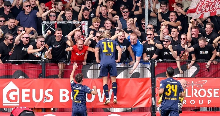 FC Twente menaklukkan Almere City 5-0 dalam lanjutan Eredivisie 2024-2025 berkat gol dominasi cepat Sem Steijn dan Sam Lammers di Yanmar Stadion. (Foto: fctwente.nl)