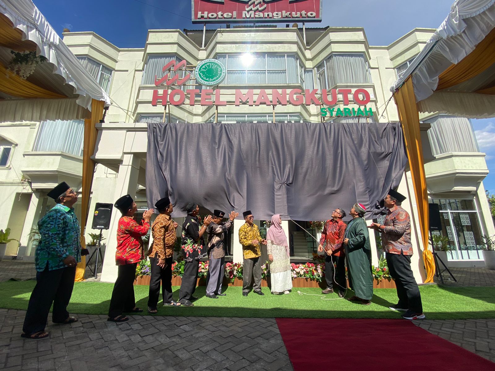 RESMI: Direktur Hotel Mangkuto Syariah, Perdana Agusta didampingi oleh Ketua MUI Sumbar Buya Gusrizal Gazahar membuka papan selubung Hotel Mangkuto Syariah, Kemarin. (SY RIDWAN/PADEK)