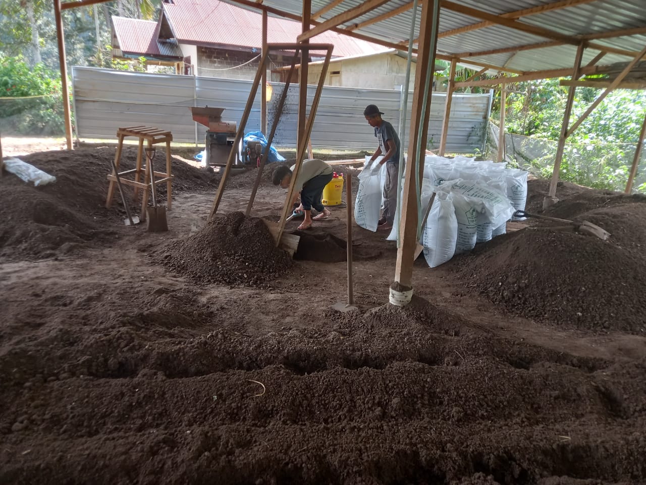 LEBIH SEHAT: Petani mengolah produk pupuk organik yang terus dikembangkan menuju pertanian sehat dan ramah lingkungan, kemarin. (FIDEL/PADEK)