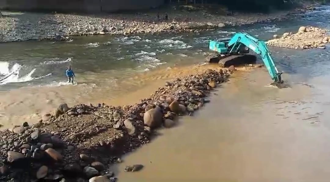 IRIGASI: Alat berat dari Dinas SDABK Sumbar sudah mulai bekerja membersihkan material yang menghalangi aliran air di bendungan irigasi Kotokandis, Pessel, Sabtu (21/9). (PEMPROV SUMBAR FOR PADEK)