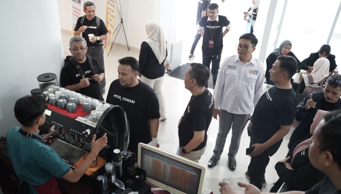 Salah satu tefa di Gedung Pusat Informasi dan Perpustakaan UNP yang baru. Di ruangan sejuk ber-AC itu, terdapat pojok mahasiswa meroasting kopi.
