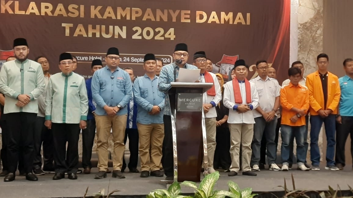 Ketua KPU Padang Dorri Putra memimpin Deklarasi Kampanye Damai Pilkada 2024 di Hotel Mercure, Selasa (24/9).