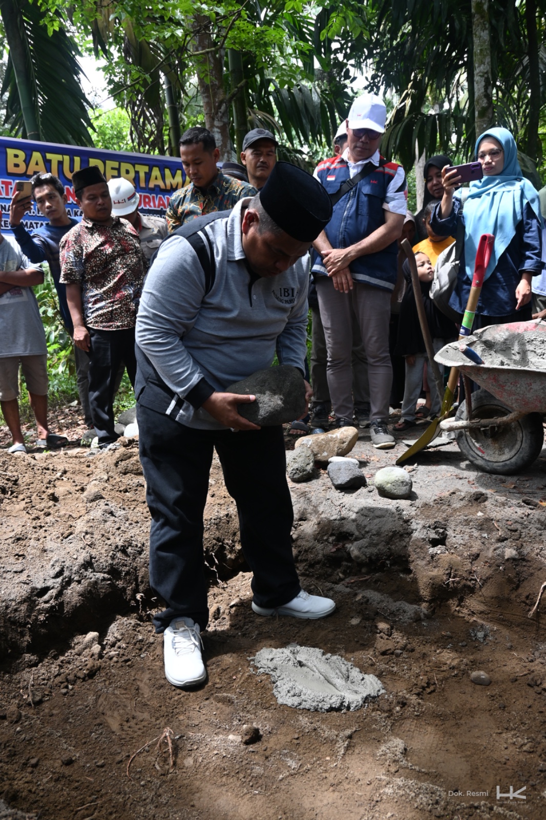 Peletakan batu pertama (groundbreaking) yang dipimpin oleh Bupati Padang Pariaman, Suhatri Bur, pada Sabtu (21/9).