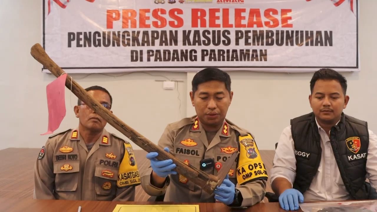 Kapolres Padangpariaman AKBP Ahmad Faisol saat memperlihatkan barang bukti yakni cangkul yang digunakan tersangak mengubur Nia Kurnia Sari.