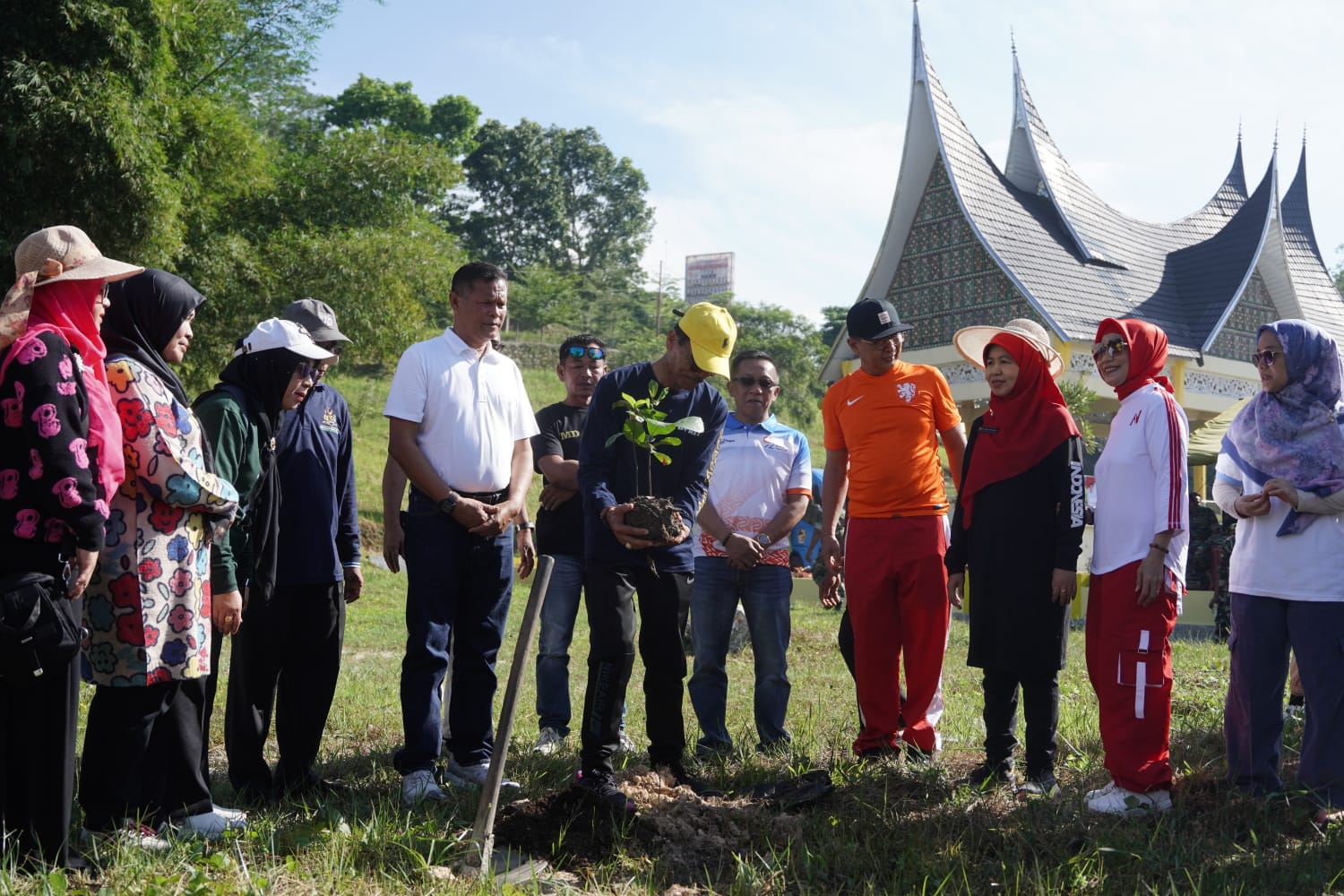 AKTIF: Penanaman pohon di RTH Mahkota Berlian, Sarilamak dalam rangka HUT PMI ke 79, Minggu (22/9). (DOKUMEN PMI UNTUK PADEK)