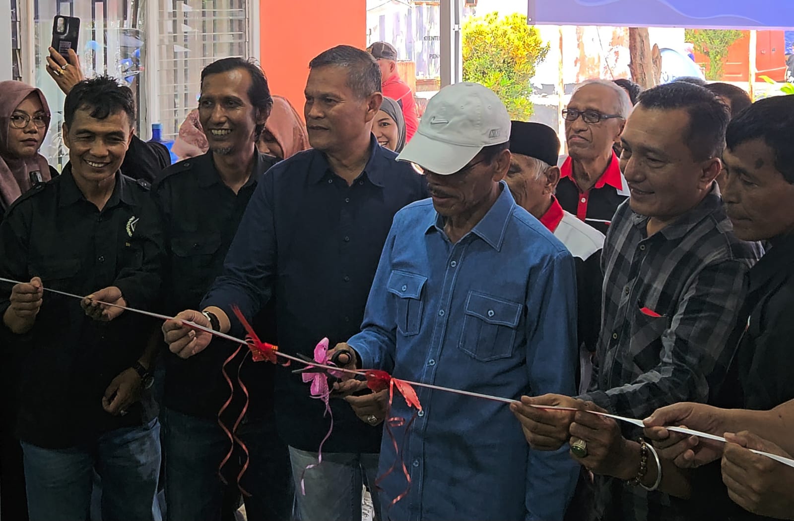 RESMI: Bupati Limapuluh Kota Safaruddin Dt. Bandaro Rajo didampingi Ketua PWI Payakumbuh-Limapuluh Kota pemotongan pita pertanda peresmian sekretariat PWI, akhir pekan. (DOKUMEN PWI UNTUK PADEK)