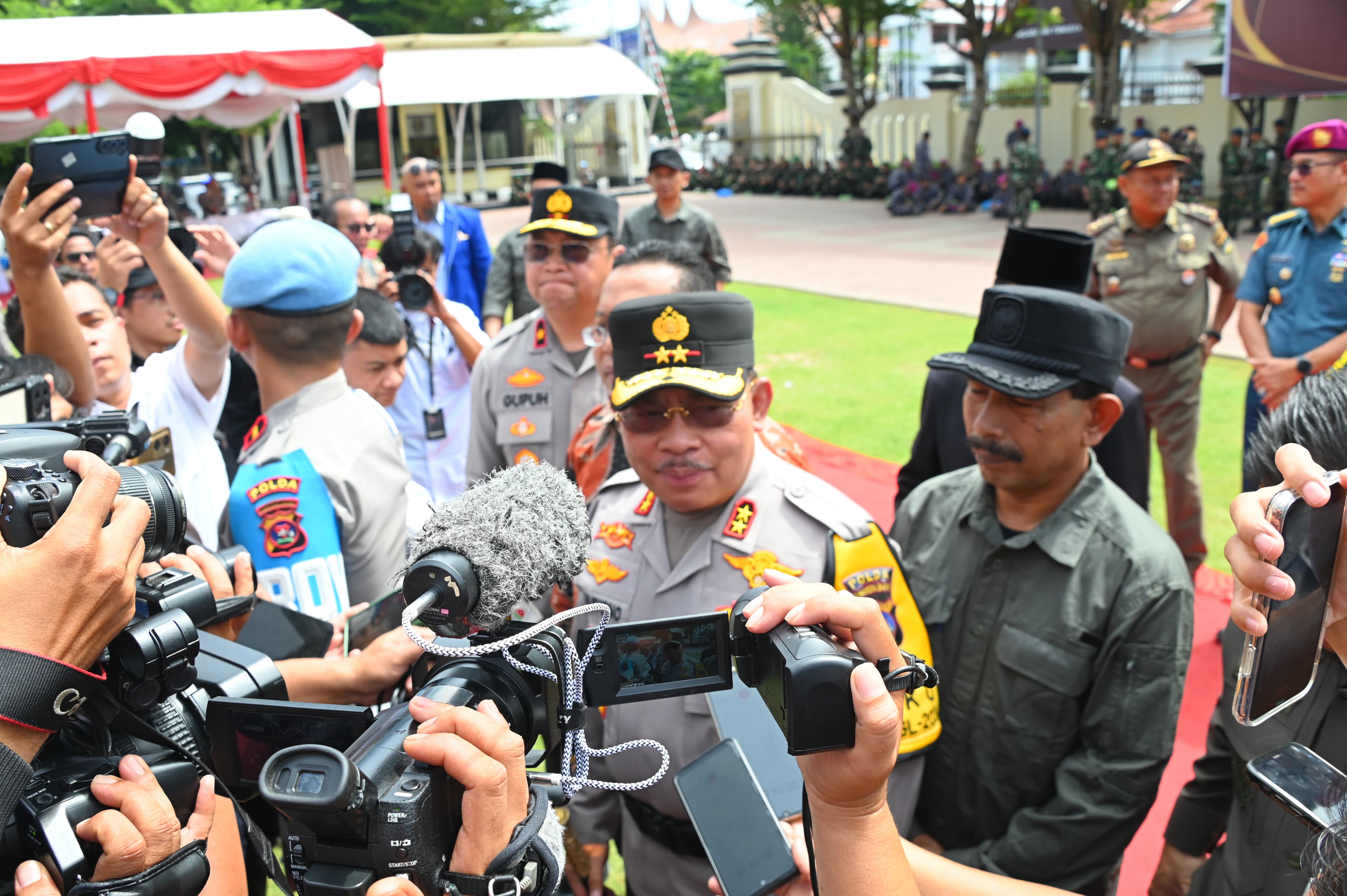 Kapolda Sumbar Irjen Pol Suharyono saat memberikan keterangan kepada awak media.