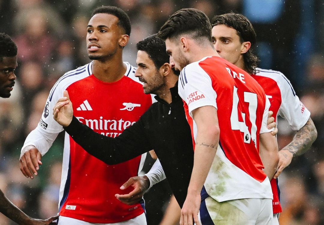Pelatih Arsenal Mikel Arteta memberikan arahan ke pemainnya saat bermain imbang 2-2 melawan Manchester City di Liga Inggris. (Foto: IG Arsenal)