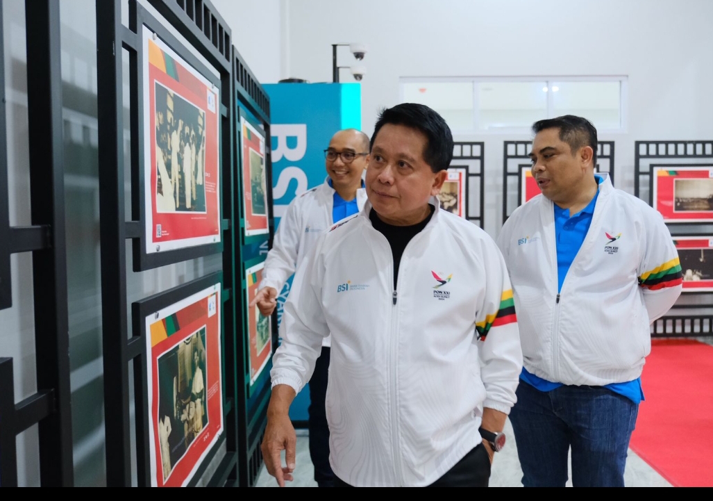 Direktur Utama BSI Hery Gunardi (tengah) saat menyusuri venue PON XXI di Stadion Harapan Bangsa, Banda Aceh.