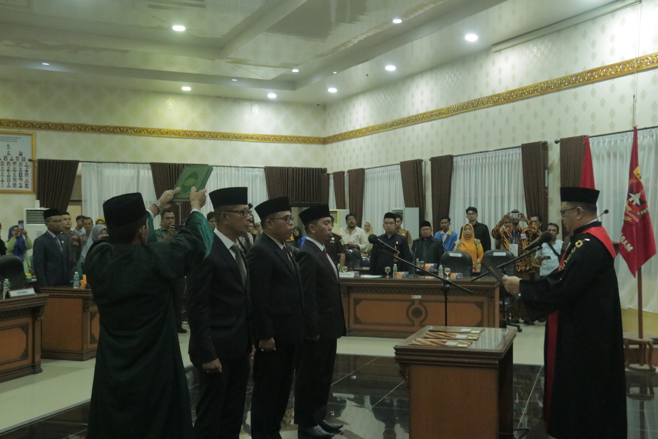 AMANAH: Prosesi pengambilan sumpah jabatan pimpinan DPRD Agam periode 2024-2029 di aula utama DPRD Agam, Selasa (24/9). (DISKOMINFO AGAM FOR PADEK)