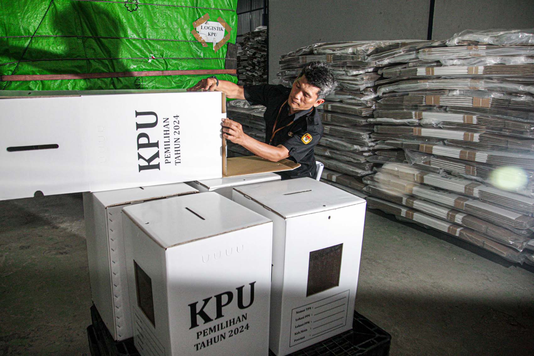 TATA KOTAK SUARA: Petugas melipat dan menata kota suara sebagai salah satu logistik untuk Pilkada 2024 di Gudang KPU, Rawa Lele, Jakarta Barat, Rabu (25/9). (HANUNG HAMBARA/JPG)