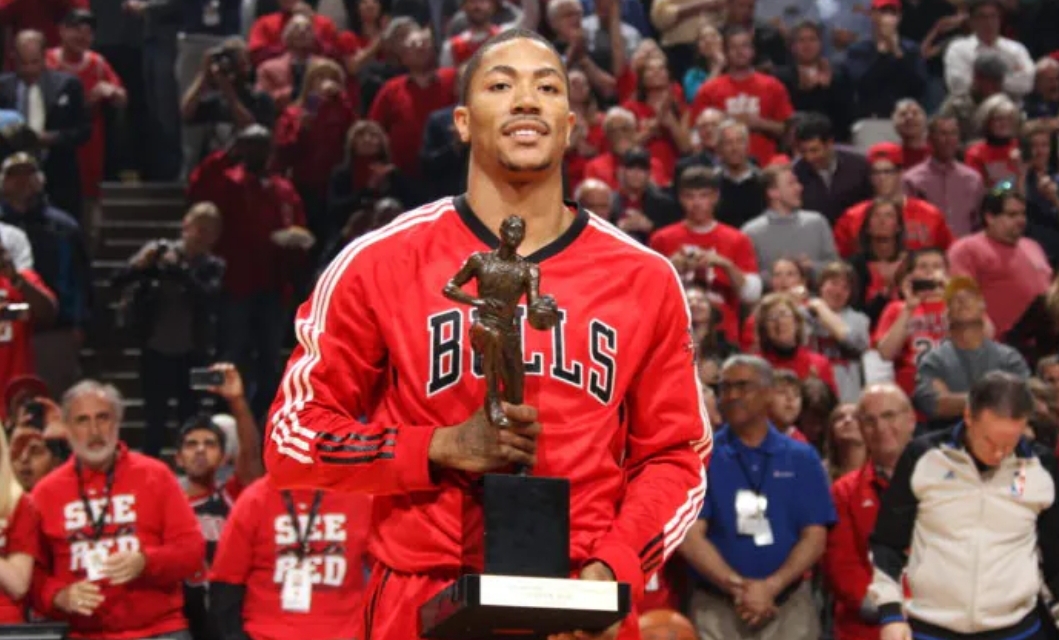 Derrick Rose berpose dengan trofi Kia NBA MVP tahun 2011. (Foto: Dok. NBA.com)