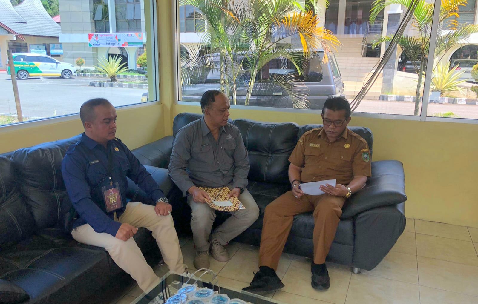 INTENS: Jajaran KPU koordinasi dengan OPD dan pihak terkait, Selasa (24/9). (DOKUMEN KPU UNTUK PADEK)